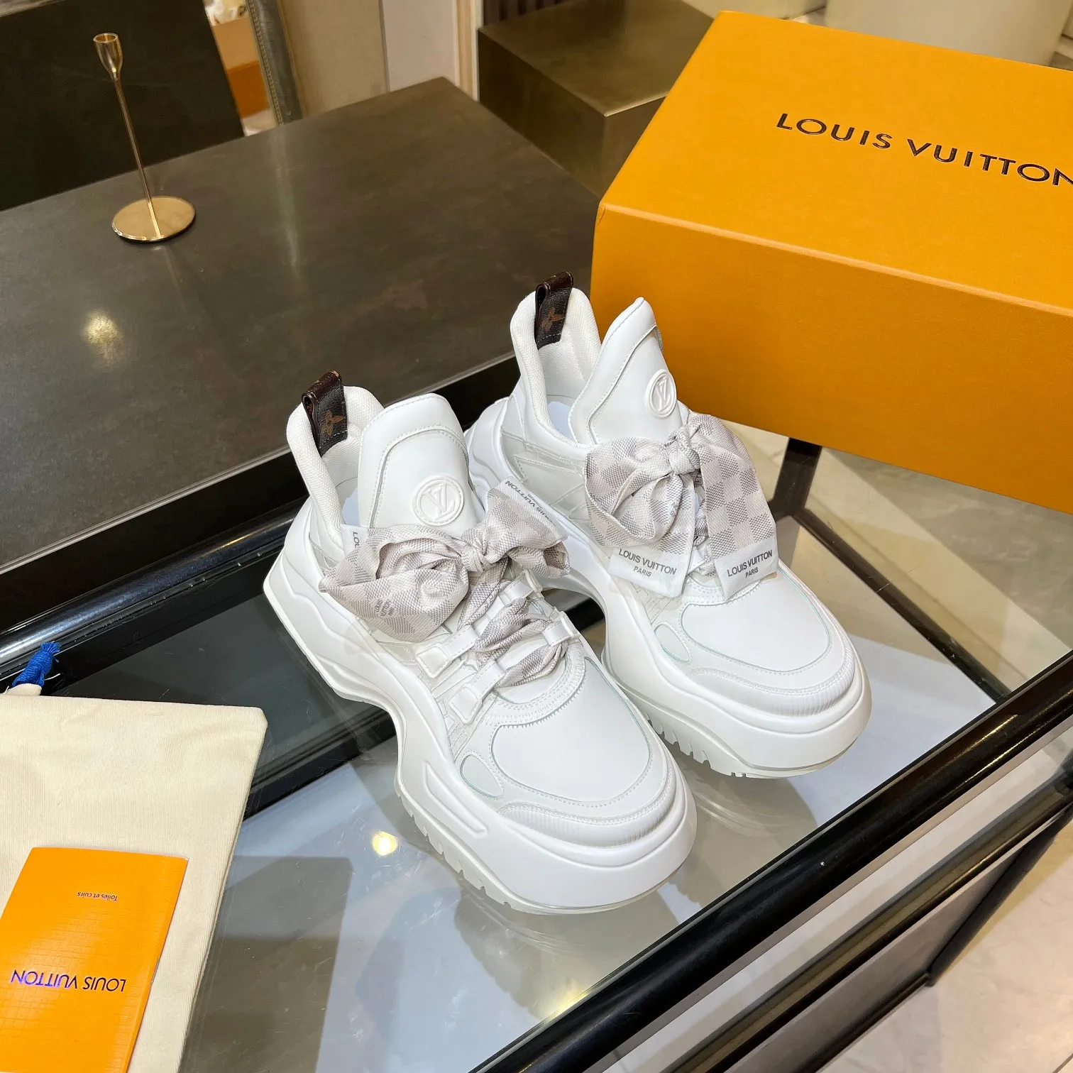 👟👟Ex-factory price 760👟👟 Nicolas Ghesquieye once again refined the design essence of LVArchlight sneakers to create LVArchlight2.0 platfrm sneakers. The combination of multiple technical materials, the wide outsole and the exaggerated tongue highlight the series' recognition, and the latter is marked with the LVCirCle logo 35-41